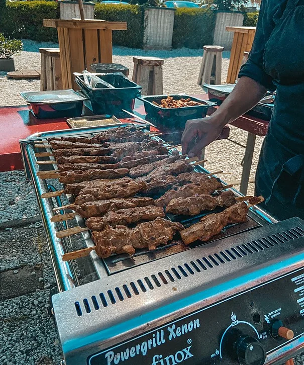 Saté en vlees op de grote barbecue