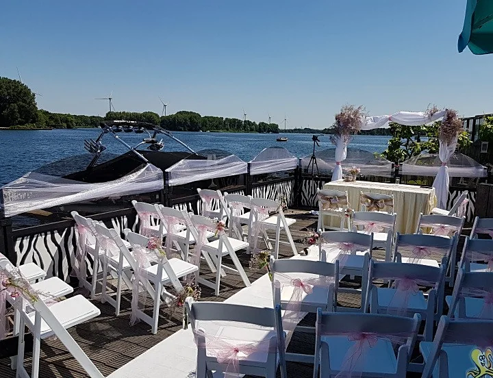 Witte stoelen voor een ceremonie aan het water