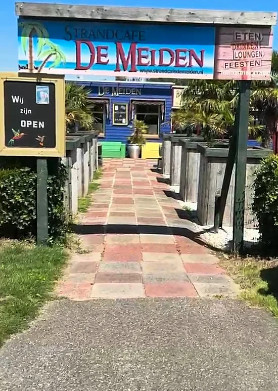 Het bord van Strandcafé De Meiden bij de ingang